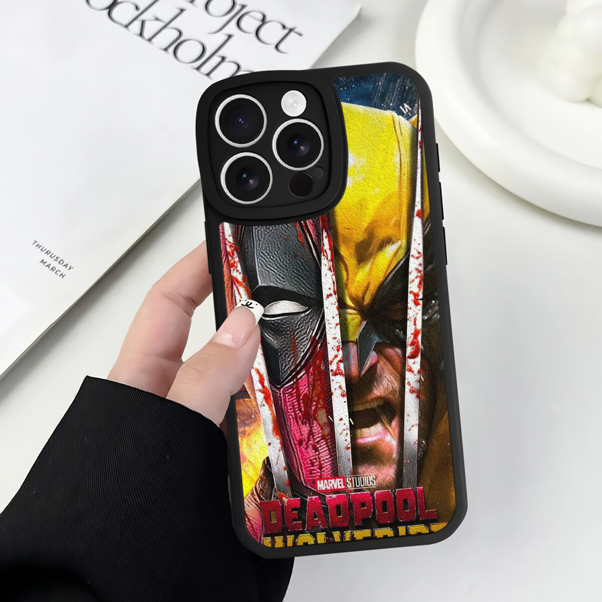 （画像用） Deadpool デッドプール 【iPhone 16シリーズ対応】シリコンスマホケース（レザー調） 材質：シリコン